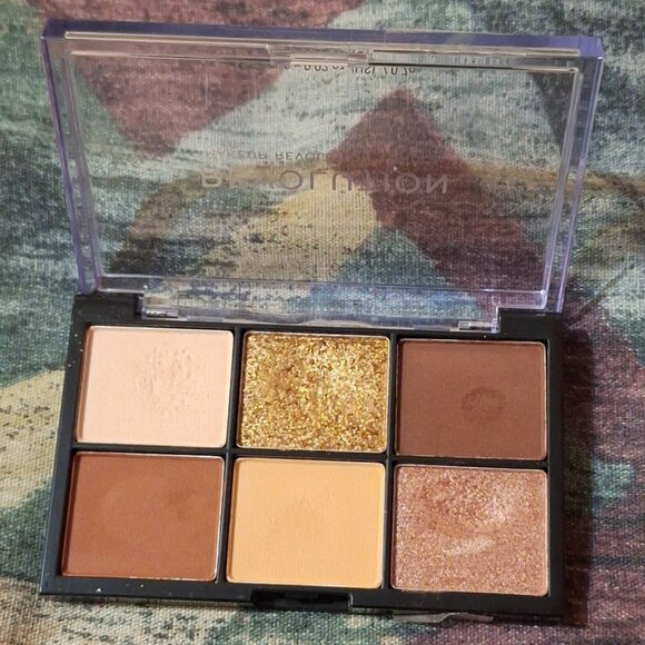 ⭐ Revolution Beauty – Mini Velvet Rose Eyeshadow Palette ⭐ - Picture 1 of 2